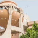 Criet : avec l'aide de son épouse qui joue le rôle de secrétaire, il escroque un flic et son beau-père