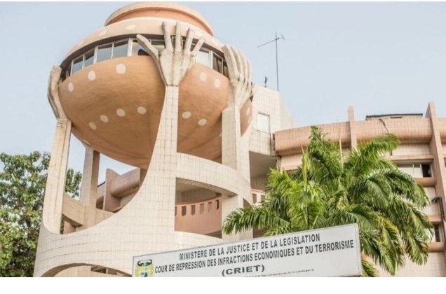 Criet : avec l'aide de son épouse qui joue le rôle de secrétaire, il escroque un flic et son beau-père