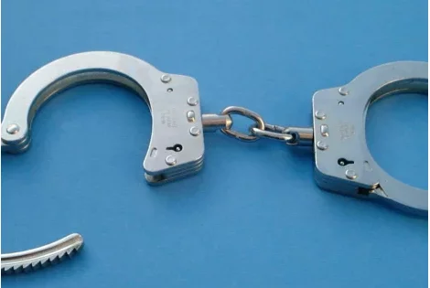 Abomey-Calavi : un homme menotté pour avoir perturbé l'audience au tribunal 