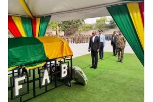 Talon rend hommage au Quartier-maître DOTOU Jean-Baptiste, tué le 7 décembre lors du putsch raté