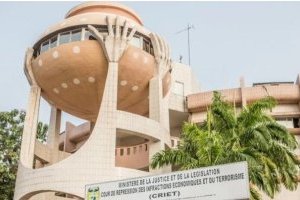 Criet : avec l'aide de son épouse qui joue le rôle de secrétaire, il escroque un flic et son beau-père