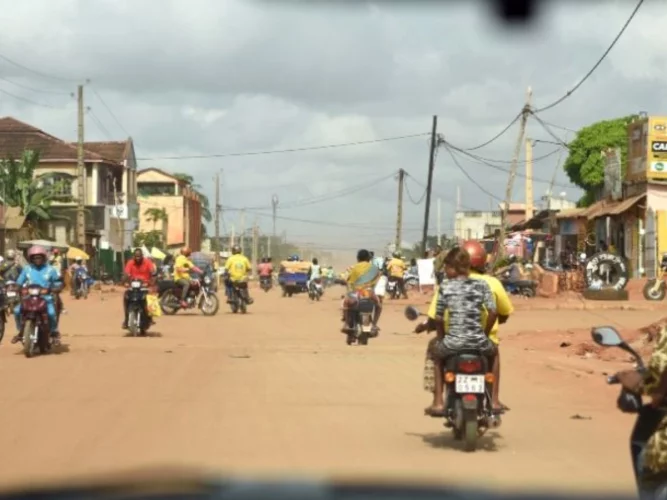 Jalousie à Abomey-Calavi : il abandonne sa femme dans sa propre voiture en pleine rue et prend zémidjan avec la maîtresse