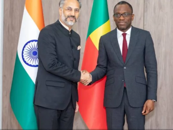 Olushegun Bakari reçoit les copies figurées des lettres de créance de l'Ambassadeur de l'Inde près le Bénin