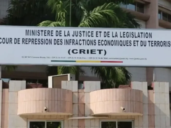 Tentative de putsch déjoué au Bénin : une dizaine de mandats d'arrêt lancés