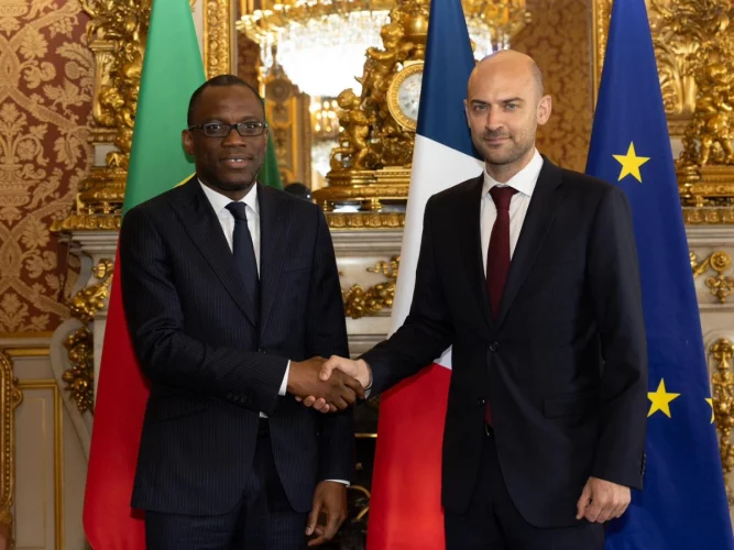 Diplomatie : le ministre Olushegun Bakari reçu par Jean Noël Barrot à Paris