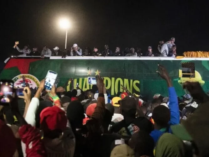 CAN 2025 : accueil triomphal des Lions de la Teranga à Dakar avec le trophée 