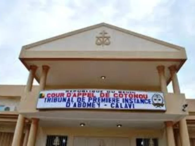 Bénin : un locataire devant le Tribunal d'Abomey-Calavi pour vol présumé de moto de sa voisine
