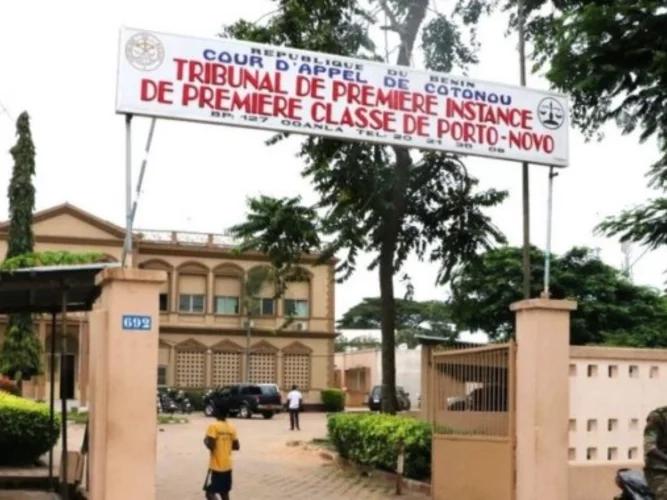 Tribunal de Porto-Novo : un jeune homme condamné à 24 mois de prison pour vol de pièces automobiles 